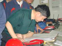 图2：龚总在炼铁二车间主控室认真查看高炉生产报表